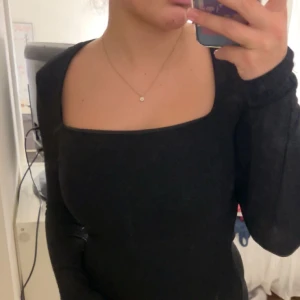 Klänning - Säljer min glittriga klänning från H&M eftersom jag inte riktigt tycker att den passar mig. Har bara testat den några gånger, alltså i gott skick. Nypris: 179kr 💕  Köparen står för frakten 📦🚚