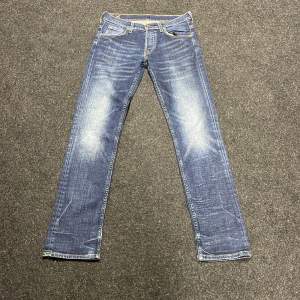 Säljer min slim jeans eftersom de inte passar längre. LEE herrjeans modell Powell. Storlek 30/32 och är  i väldigt bra skick!