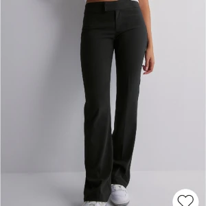 lågmidjade kostymbyxor från nelly - säljer dessa lågmidjade kostymbyxor då jag har för många kostymbyxor. Köpta för 399 säljer för 199❤️ Använda en gång endast