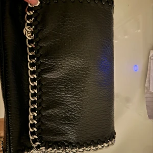 Tiamo väska  - Säljer min tiamo väska pga andvänder inte den längre, har haft den i 7 månader och den är i bra skick. Skriv ifall du vill ha fler bilder.(orginallpriset 500)