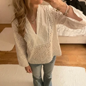 Vit blus  - Super söt vit blus från zara, snälla använd och i bra skick! 💕