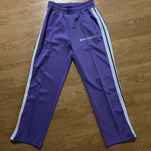  Palm angels byxor  - Säljer mina Palm angels byxor som är i ny skick endast för 400 kr 