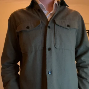 Overshirt - Säljer denna gröna overshirt från Jack n Jones med nypris på 650kr men säljer den för 350kr Storlek M  Bra skick 