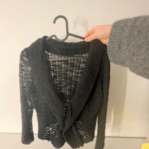 Kofta - Fin kofta från hm. Köpt second hand men är i bra skick. Skriv för fler bilder eller information 