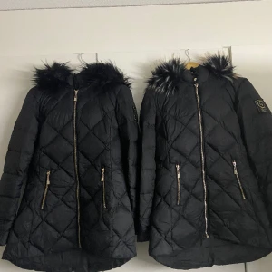 CERVINA-Dunjacka   - Jag säljer dessa två Cervina-jackor som har använts ett par gånger. Köptes i september för 1650 kr vardera från Zalando. De är i utmärkt skick utan skador. Dessutom inkluderas en extra svart päls, och den ursprungliga pälsen är brun-svart.