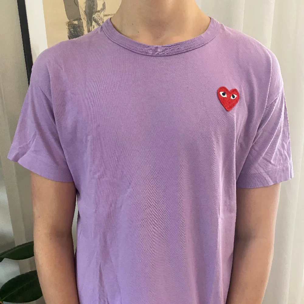 Comme des garcon t-shirt i mycket bra pris säljs nu hos Vainis Closet! Tröjan sitter som en s/m skulle jag säga. Hör av er vid fler frågor! . T-shirts.