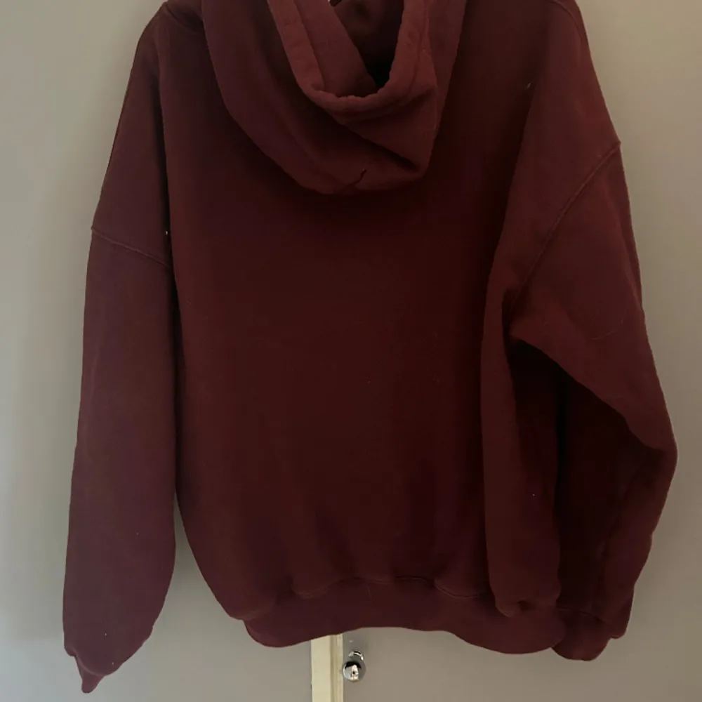 Säljer en oversize WRSTBHVR hoodie i färgen vinröd. Den är i storlek s, men passar även större storlekar då den är väldigt stor i storleken. Den är knappt använd och säljer den då jag inte använder den. Köpte denna för runt 900kr och säljer för 150kr. Hupparit & Collegepaidat.