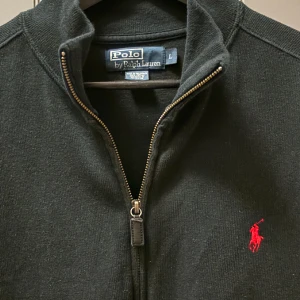 Ralph Lauren Zip-up - Säljer denna sjukt trendiga och snygga zip-up perfekt till vinter och våren. Inga defekter och den är gjord av ett skönt  finstickat material. Har ni frågor eller prisförslag är det bara skriva 💪 