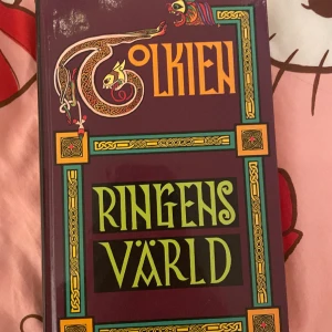 sagan om ringen; ringens värld - svin snygga dock har jag inte mycket plats i min bokhylla! kan erbjuda mängd rabatt för alla böckerna jag lägger upp (just sagan om ringen) små märken här och var