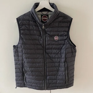 Colmar Väst  - Tjena, säljer nu min skit snygga Colmar väst som är perfekt nu inför sommaren och våren, köpte den förra våren på Nk. Nypris 2500kr, mitt pris 1200kr.  Den har 2 små hål vid vänster ficka som knappast syns annars är den i nyskick. Kvitto finns. Mvh