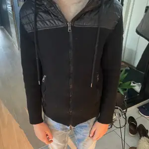 Tjaaa! Säljer nu en Moncler cardigan i st XS men passar även S. Den har råkat tvättas i för höga grader och krympt , där av priset. Vid frågor eller mer bilder är de bara att höra av dig// Vincent 🤝🔥💯