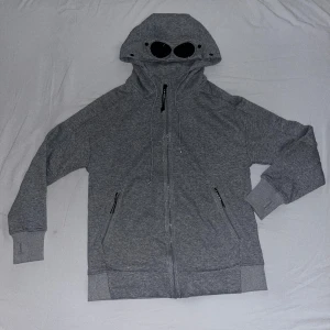 Cp company zip hoodie - Riktigt bra skick, i storlek M. Köpt ny för 2300. Säljer pågrund av att den inte kommer till användning. Hör gärna av dig!