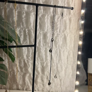 Edblad & Pilgrim halsband - Säljer ett halsband från Edblad i silver färg, rostfrittsrål med ett hänge med kristaller på. Säljer även ett svart halsband från Edblad med ett runt hånge på. köp både eller bara ett🩷 170kr styck eller 300kr för båda💞