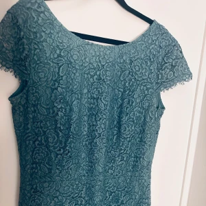 Turkos balklänning / festklänning  - Vacker turkos klänning i spets som varit använd 1 gång.  Perfekt för finare tillställningar, fest eller bal.  Nypris 1200