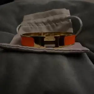 Säljer detta orangea Hermes armband (kopia) fick den i julklapp men säljer då det ej kommer till användning eftersom jag redan har en likadan. Nyttskick aldrig använd. 