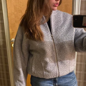 Zara jacka  - Jättefin helt ny bomberjacka i mjukt tyg från zara. Använd en gång! Passar perfekt under en stickad tröja eller en hoodie!!💞💞💞pris kan diskuteras