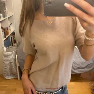 Finastickad t-shirt - Assnygg finatickad beige t-shirt ifrån uniqlo🥰🥰🥰