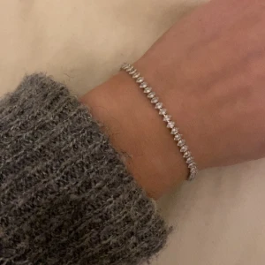 Silver armband  - Vet ej riktigt var det är ifrån men köpte på Frölunda torg, säljer då jag använder guld. Köpte för runtomkring 130kr, har använt fåtal gånger. Klarar av vatten och blir inte rostig. Kontakta vid intresse!💗