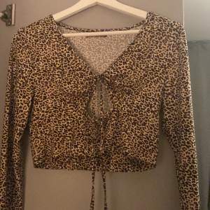Det är en leopardfärgad tröja, kollar om någon är intressad av att köpa. Innan jag gör av med allting. Inte använd, lite för liten för mig
