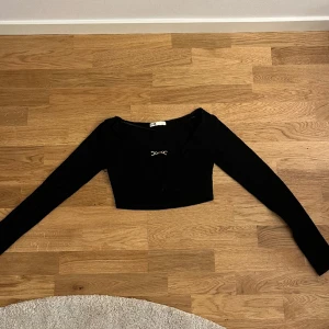 Festlig kofta/topp - En fin kofta/topp med fin gulddetalj   Var inte rädd att skriva ifall du har minsta lilla fråga😊