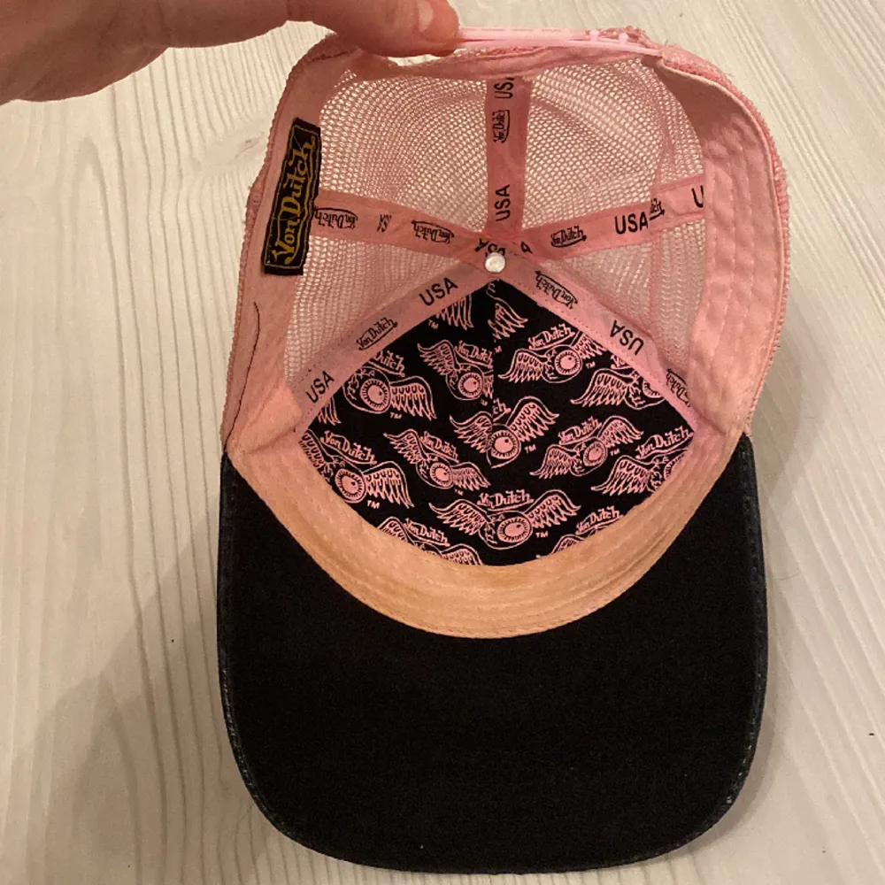 Y2k Von Dutch keps i rosa och svart  Bra skick, behöver bara en tvätt :) . Accessoarer.