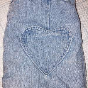Supersöta jeansshorts med hjärtformade fickor. Möts upp i Stockholm ❤️