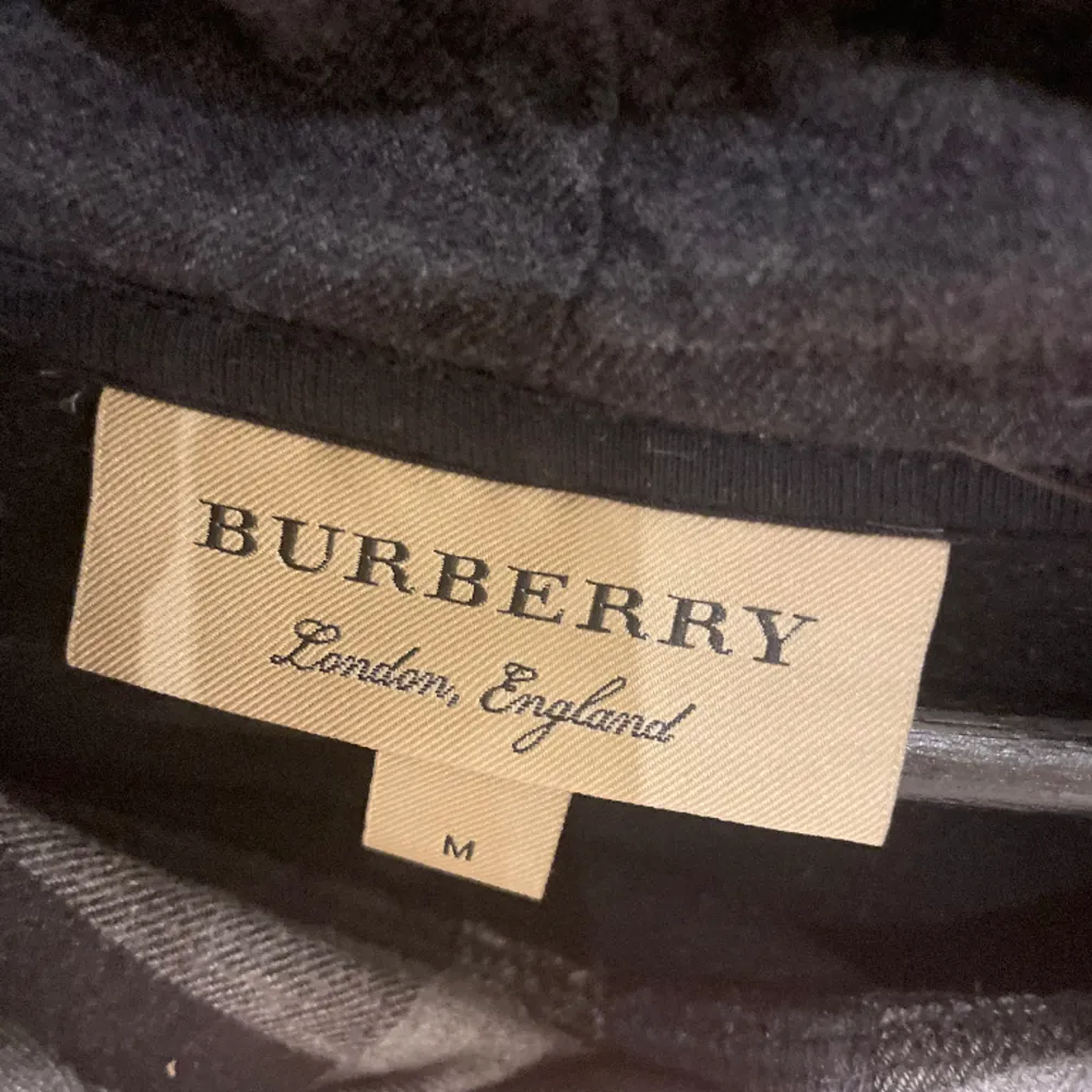 Den här Burberry hoodien är en tidlös och har en riktigt fin elegant design. Liten defekt på höger arm .Tillverkad av högkvalitativt material  både komfort och hållbarhet. Med Dess ikoniska logga och den är 100 % autentisk!🍾🌟. Hoodies.