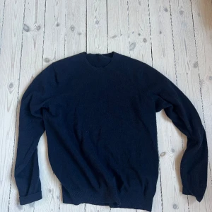 Stickad tröja i kashmir Uniqlo (M) - Tröja i 100% Kashmir från Uniqlo M unisex blå 