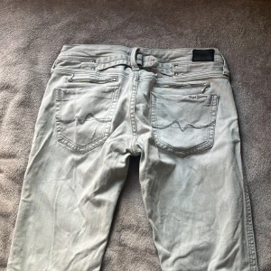 Snygga jeans  - Jätte fina lågmidjade grå jeans som är straight. Pris går att diskuteras privat!!!!