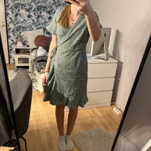 Grönprickig klänning  - Fin klänning från vero Moda, st XS men passar även S