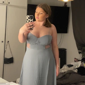 Balklänning - En grå/mörk blå balklänning, aldrig använd och är i bra skick🩷