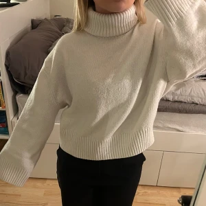 Vit polotröja - En vit lite tjockare tröja med polokrage. Är i bra skick men är lite nopprig. Jätte mysig tröja som jag älskar men tyvärr tröttnat lite på💕