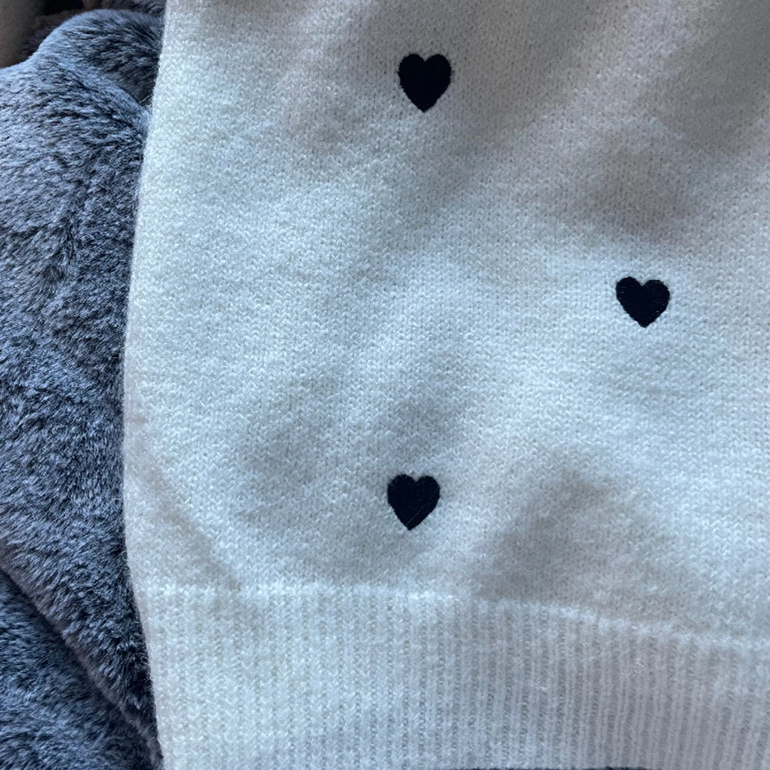 Vit stickad tröja med hjärtan - 90