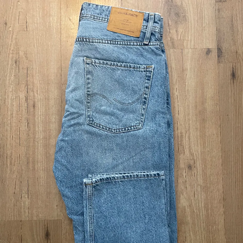 Blå Jack and jones jeans använda fåtal gånger jävligt bra skick storlek 30/30 inga fläckar eller defekter dm vid frågor ❗️129 endast idag 13/2❗️. Jeans & Byxor.