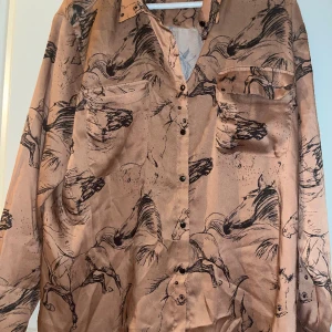 Beige, brun tunika med hästmotiv i nyskick! - Endast testad, strl M/L.