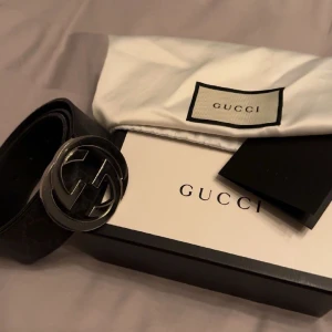 Gucci bälte - Säljer mitt Gucci bälte då jag inte använder det längre. Storlek 90cm. Skick är 7/10. Det är använt men har inga större skador. Den enda skadan är att en bit gått av som syns på sista bilden. Kvitto, dustbag och låda finns. Fler bilder och frågor, DM