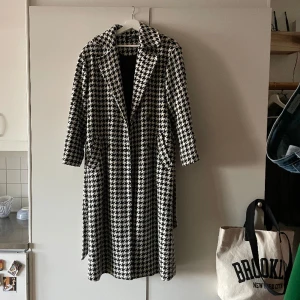 Otrolig fin och välbevarad hundtandsmönstrad kappa från Gina tricot  - Fint skick! Storlek 34 men passar 36 och 38 med ✨