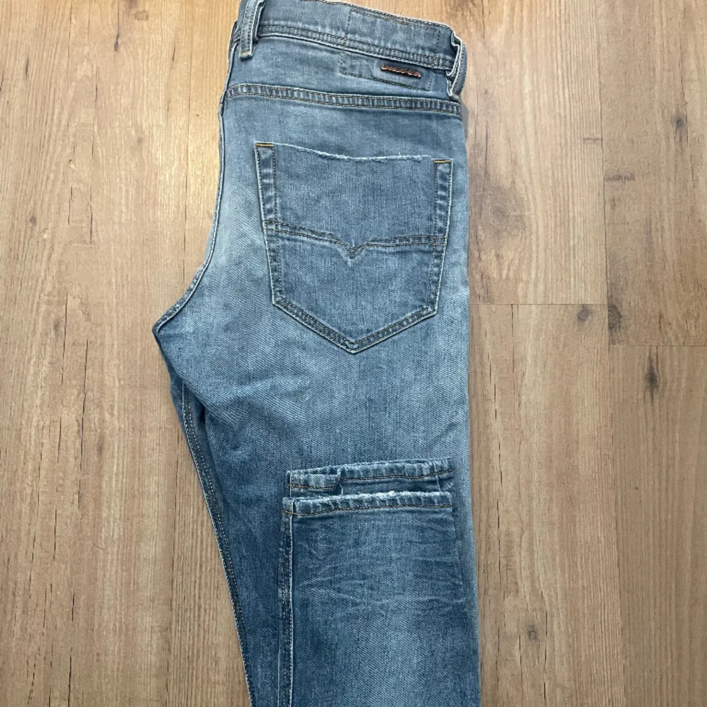 Blå Diesel jeans i jävligt fint skick storlek 30/32 inga fläckar eller sådana defekter dm vid frågor. Jeans & Byxor.