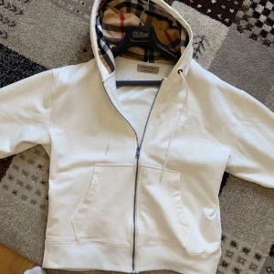 Burberry kofta - Helt ny burberry kofta som samlar på sig otroligt många komplimanger storlek M.