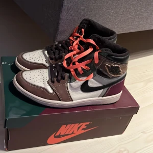 Jordan one high handcrafted  - Använda ett fåtal gånger och är i väldigt bra skick. Finns även svarta snören i kartongen om man vill ha det. Nypris 2700 men jag säljer ändast för 1000!