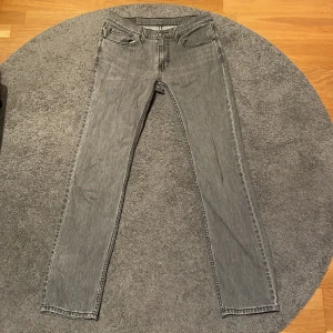 Levis 514 Jeans - Hej! Säljer nu mina knappt använda Levis jeans i färgen grå då de ej kommer till användning. Skick 9/10! Inga defekter! Storlek W31 L34. Hör gärna av er om frågor, fler bilder osv!