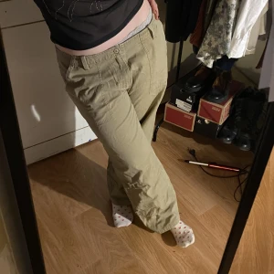 Lågmidgade byxor - Cargo-ish byxor, köpa secon hand men väldigt bra skick! Tyget på bakfickorna sticker upp lite, men kan fixas med strykjärn. 