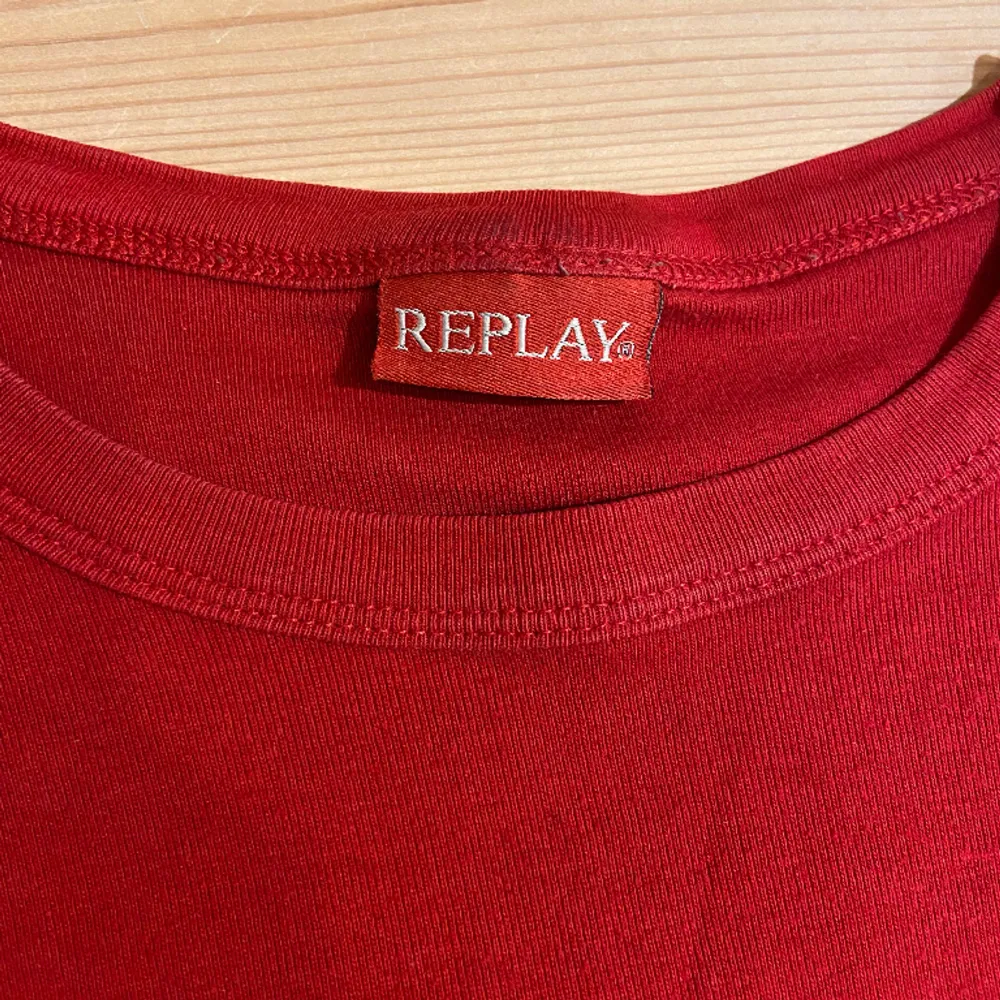 Röd Replay tröja utan några defekter. Köpt för 499, men säljer för 300. T-shirts.