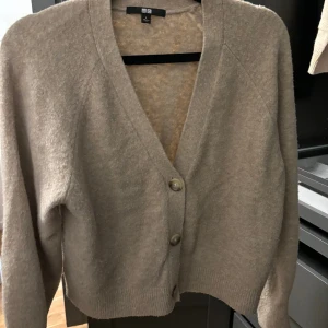 Stickad - Säljer denna stickade uniqlo tröjan i storlek S. Priset kan diskuteras! Använd ändast fåtal gånger så den är som ny!💓