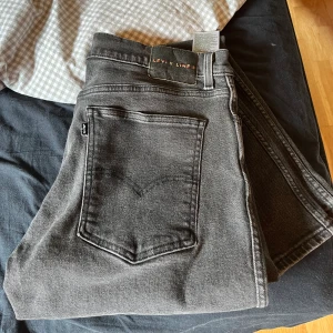 Levi’s jeans - Grå/svara levis jeans i storlek 33/32 Pris 200 kr