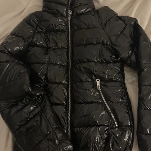 Nelly dunjacka  - Väldigt bra skick. Utan luva storlek xxs