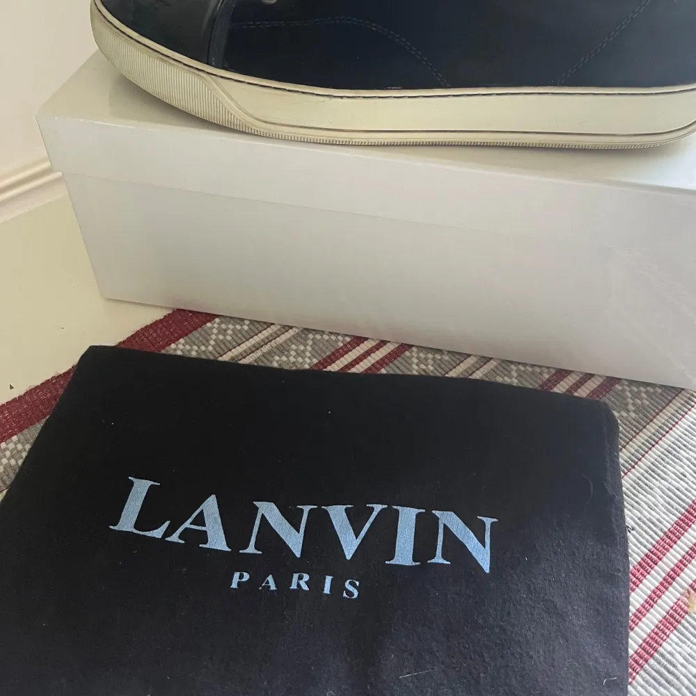 Säljer dessa Lanvin Sneakers i storlek UK 10, alltså 44/45. Dustbag ingår.. Skor.