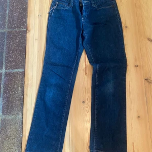Lågmidjade jeans från espirit - Jättefina jeans som tyvärr är för små för mig. Köpes från vinted. Pris kan diskuteras.