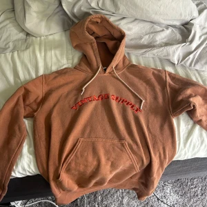 Vintage supply hoodie  - Använder inte så säljer den.