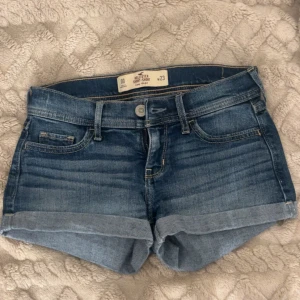 Hollister shorts - Lågmidjade hollister shorts, knappt använda💞